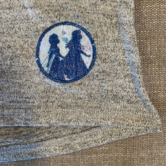 Frozen II gray glitter tshirt Size XS (4/5) - Picture 4 of 9